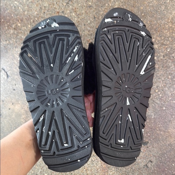 UGG Black Fuzzy Logo Slides - Picture 4 of 7